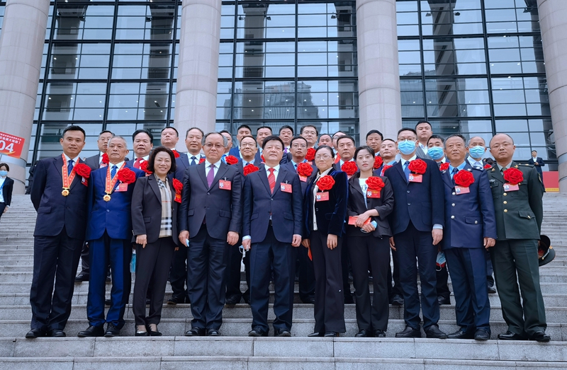 69畜牧董事長出席重慶市脫貧攻堅總結(jié)表彰大會，榮獲“重慶市脫貧攻堅先進(jìn)個人”